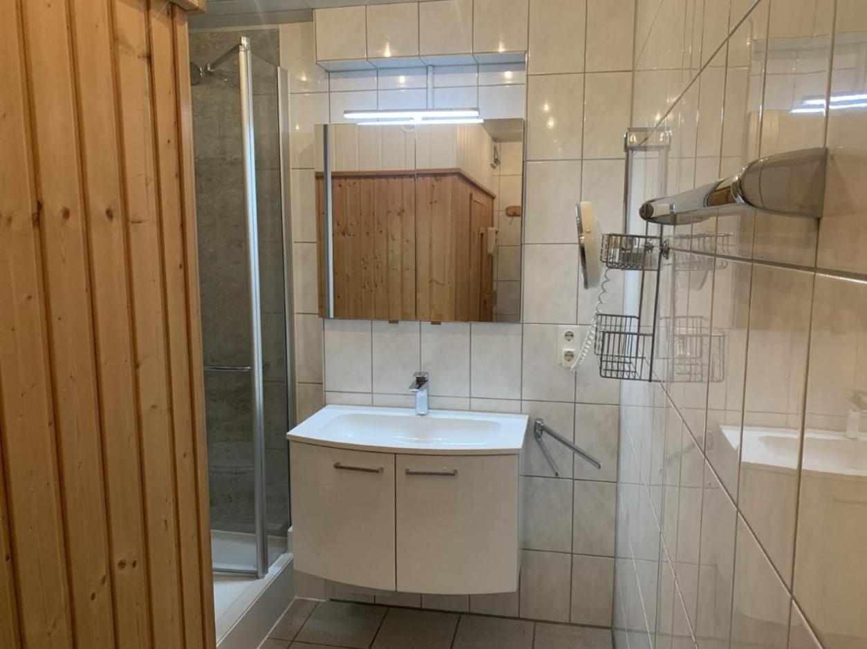 Im Herzen Von Wiesdorf- Blick Auf Das Bayer-Kreuz -Appartement Mit 2 Schlafzimmern-Fuer 3 Personen -Zentral Gelegen - Friedrich Ebert Platz 5A , 4Te Etage - Dachterrasse Und Sauna - Kaution Pflicht - Леверкузен Экстерьер фото
