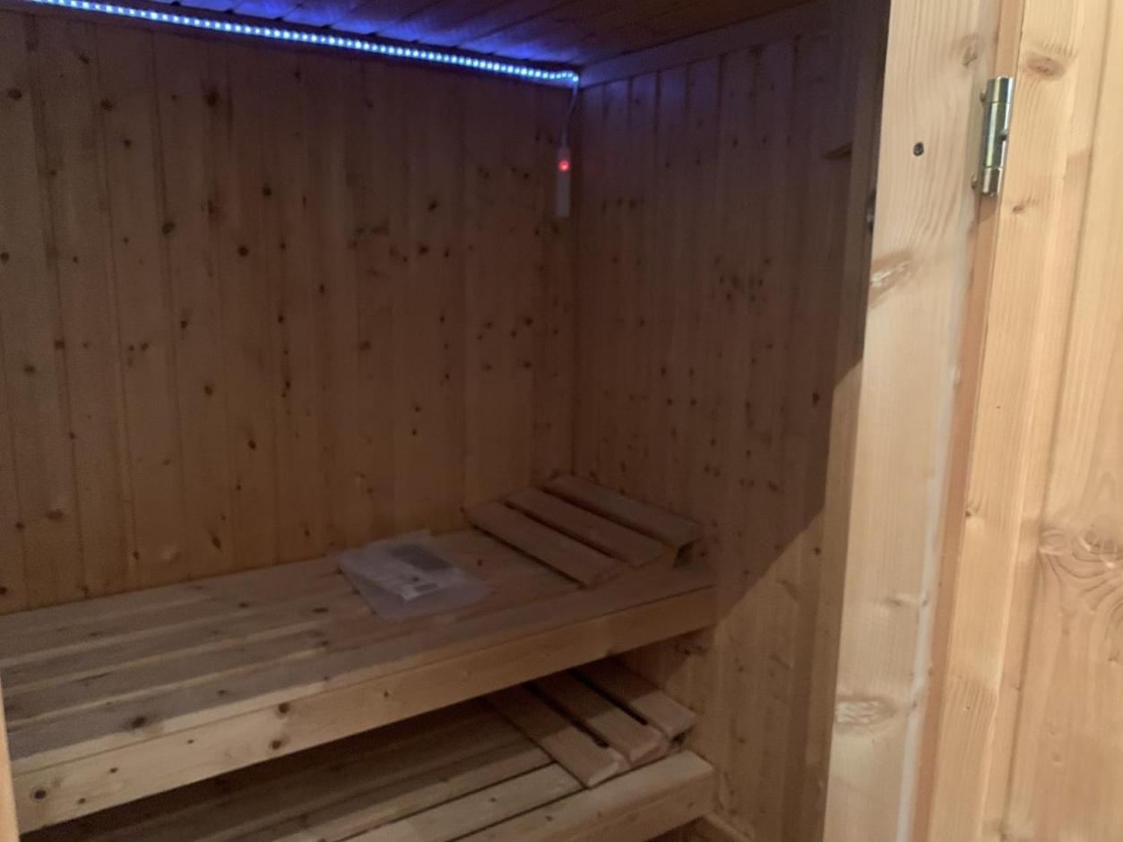 Im Herzen Von Wiesdorf- Blick Auf Das Bayer-Kreuz -Appartement Mit 2 Schlafzimmern-Fuer 3 Personen -Zentral Gelegen - Friedrich Ebert Platz 5A , 4Te Etage - Dachterrasse Und Sauna - Kaution Pflicht - Леверкузен Экстерьер фото
