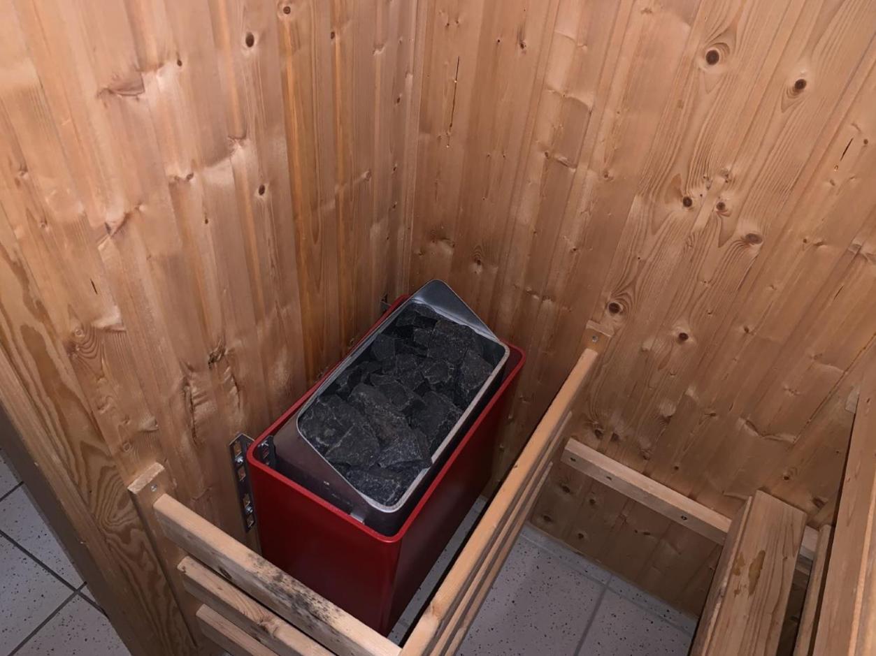 Im Herzen Von Wiesdorf- Blick Auf Das Bayer-Kreuz -Appartement Mit 2 Schlafzimmern-Fuer 3 Personen -Zentral Gelegen - Friedrich Ebert Platz 5A , 4Te Etage - Dachterrasse Und Sauna - Kaution Pflicht - Леверкузен Экстерьер фото