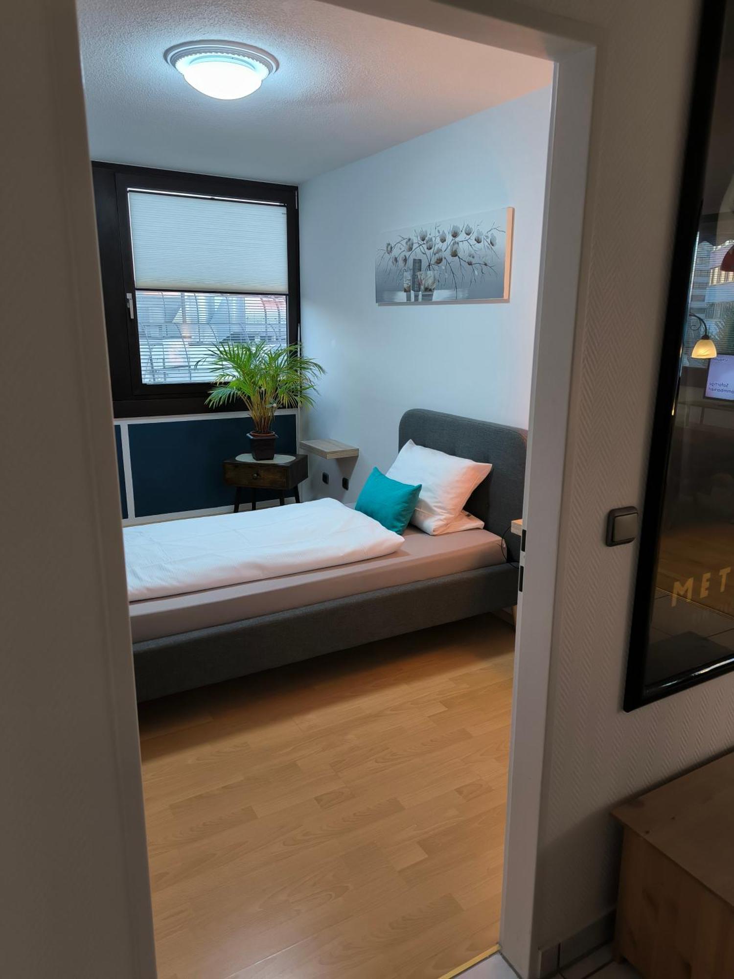 Im Herzen Von Wiesdorf- Blick Auf Das Bayer-Kreuz -Appartement Mit 2 Schlafzimmern-Fuer 3 Personen -Zentral Gelegen - Friedrich Ebert Platz 5A , 4Te Etage - Dachterrasse Und Sauna - Kaution Pflicht - Леверкузен Экстерьер фото