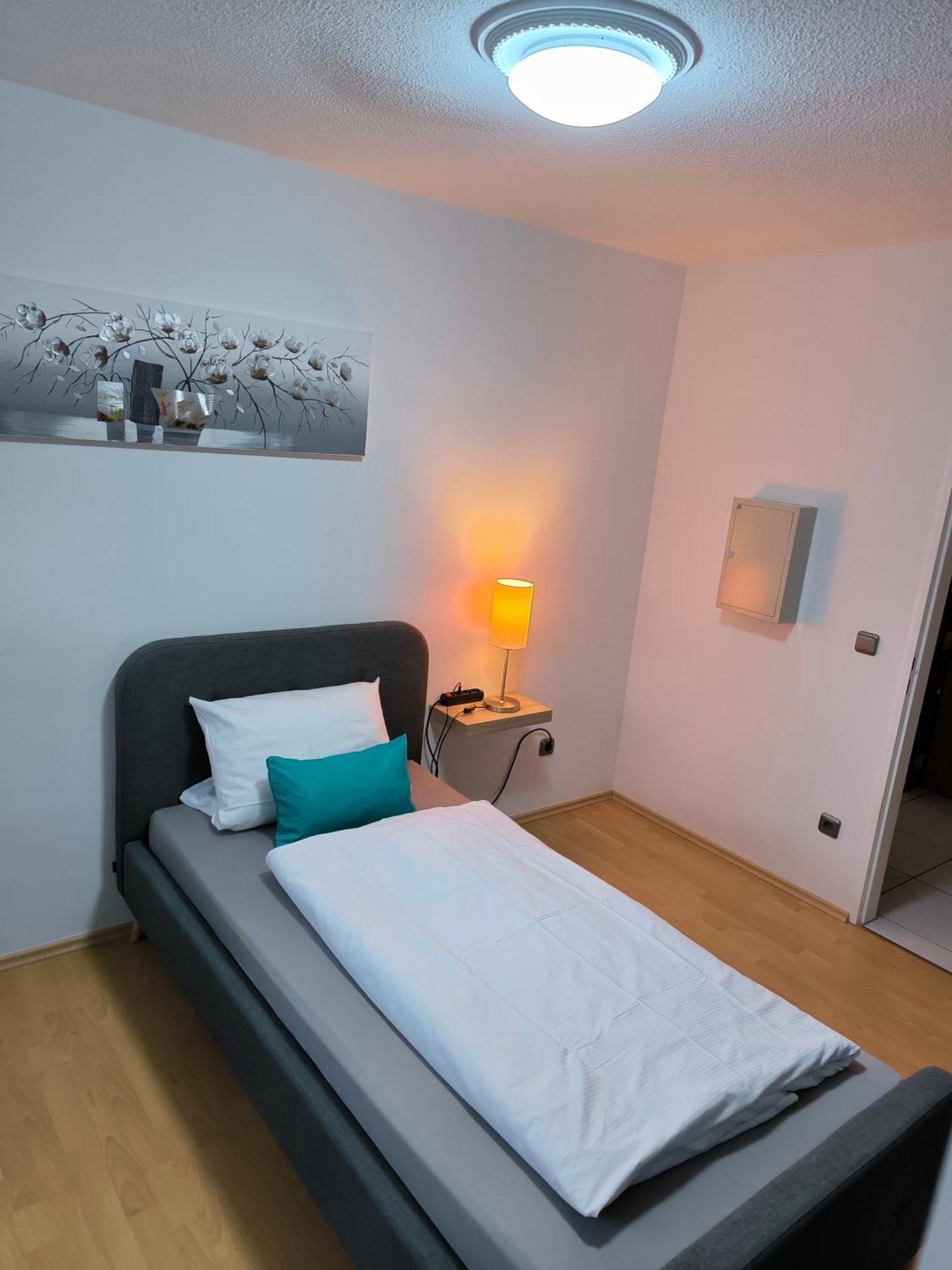 Im Herzen Von Wiesdorf- Blick Auf Das Bayer-Kreuz -Appartement Mit 2 Schlafzimmern-Fuer 3 Personen -Zentral Gelegen - Friedrich Ebert Platz 5A , 4Te Etage - Dachterrasse Und Sauna - Kaution Pflicht - Леверкузен Экстерьер фото