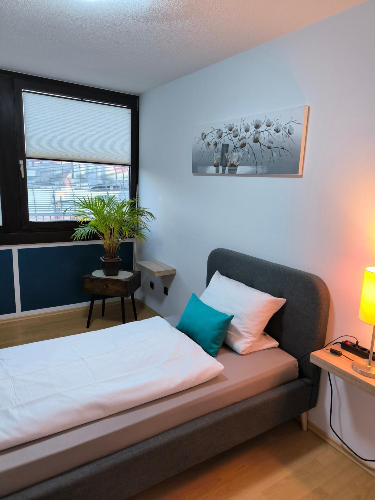 Im Herzen Von Wiesdorf- Blick Auf Das Bayer-Kreuz -Appartement Mit 2 Schlafzimmern-Fuer 3 Personen -Zentral Gelegen - Friedrich Ebert Platz 5A , 4Te Etage - Dachterrasse Und Sauna - Kaution Pflicht - Леверкузен Экстерьер фото