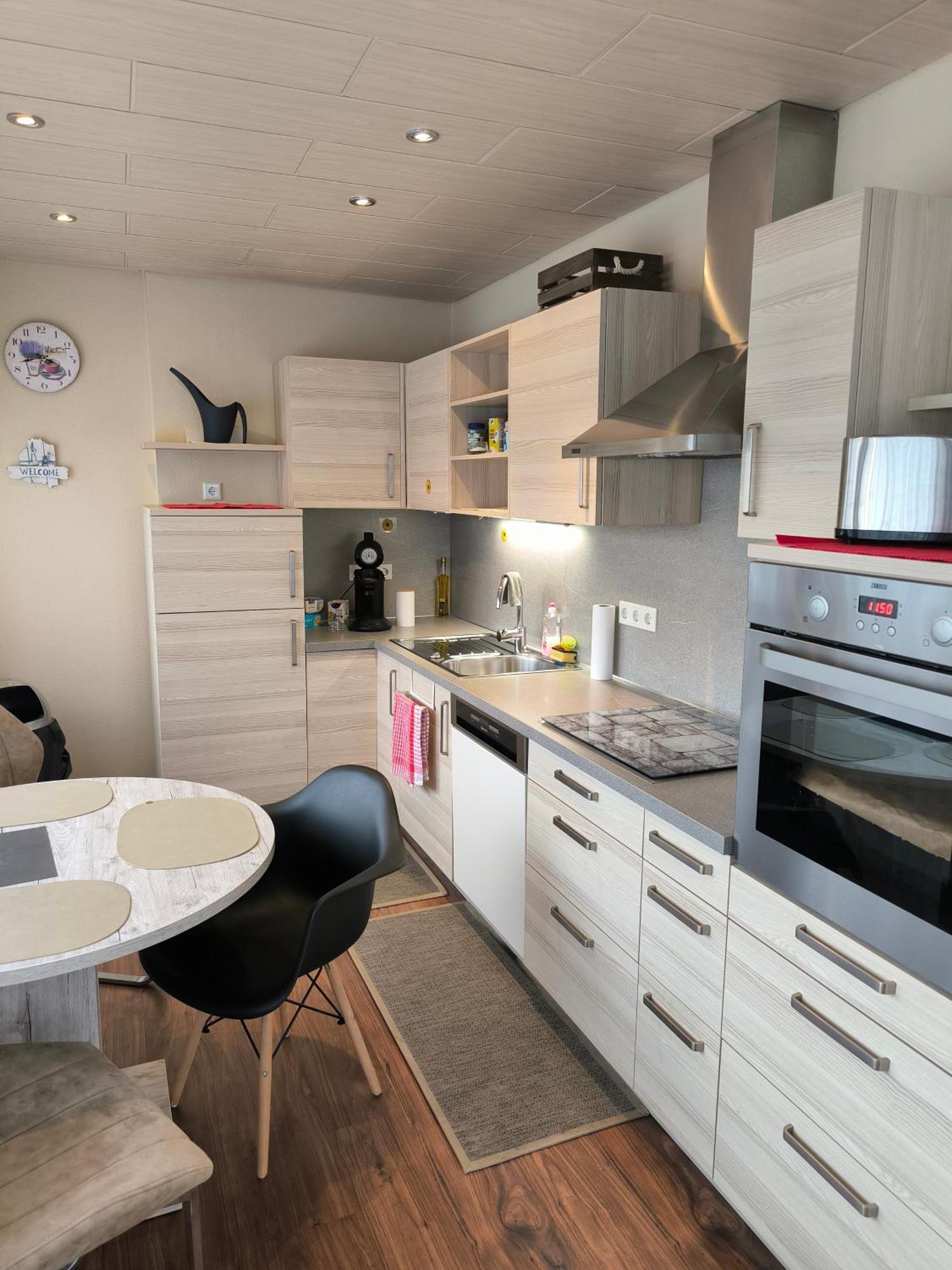 Im Herzen Von Wiesdorf- Blick Auf Das Bayer-Kreuz -Appartement Mit 2 Schlafzimmern-Fuer 3 Personen -Zentral Gelegen - Friedrich Ebert Platz 5A , 4Te Etage - Dachterrasse Und Sauna - Kaution Pflicht - Леверкузен Экстерьер фото